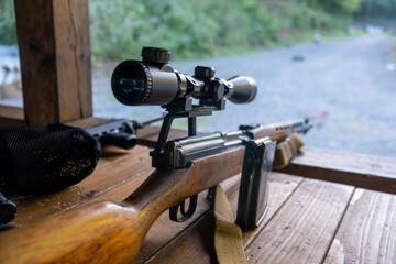 Obraz premium Tokarev self-loading rifle with optical sight in a shooting range