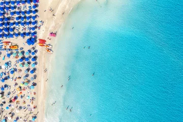 Crédence de cuisine en verre imprimé Plage de La Pelosa, Sardaigne, Italie Vue de dessus de la belle plage de sable populaire La Pelosa avec de l& 39 eau de mer turquoise et des parapluies bleus colorés, îles de Sardaigne en Italie, tir de drone aérien