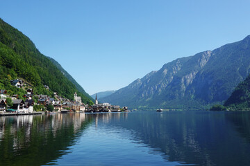 Fototapeta na wymiar Hallstaetter lake in Upper Austria, the Austrian Alps
