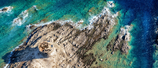 Mooie zomerse zeegezicht vanuit de lucht. Oude toren met turquoise zeewater, golven en rotsen van bovenaanzicht, La Pelosa is een populair strand op het eiland Sardinië in Italië luchtfoto drone shot