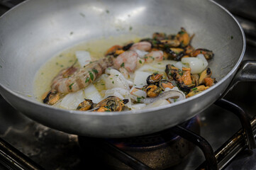 frutti di mare in una padella pronti per essere cucinati con un filo d'olio