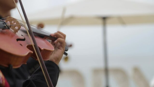 tocando violin 3