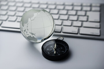 透明地球儀　キーボード　旅行　観光　エコ　イメージ
