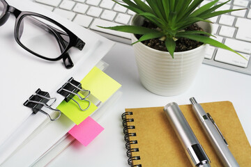 ビジネス　オフィス　デスク　イメージ
