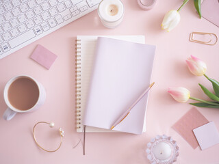 ピンクのフラットレイトップビュー女性用オフィスデスク、女性のワークスペース	