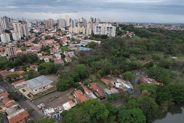 Aerial photography of the city of Piracicaba. Rua do Porto, recreation parks, cars, lots of vegetation and the Piracicaba river crossing the city.