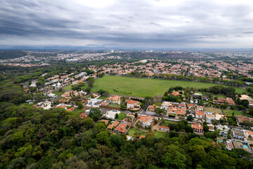 Aerial photography of the city of Piracicaba. Rua do Porto, recreation parks, cars, lots of vegetation and the Piracicaba river crossing the city.