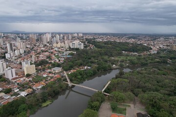 Aerial photography of the city of Piracicaba. Rua do Porto, recreation parks, cars, lots of vegetation and the Piracicaba river crossing the city.