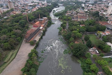 Aerial photography of the city of Piracicaba. Rua do Porto, recreation parks, cars, lots of vegetation and the Piracicaba river crossing the city.