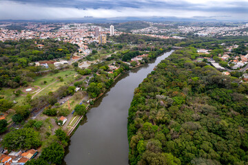 Aerial photography of the city of Piracicaba. Rua do Porto, recreation parks, cars, lots of vegetation and the Piracicaba river crossing the city.