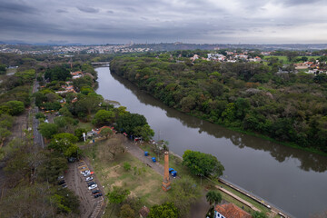 Fototapeta premium Aerial photography of the city of Piracicaba. Rua do Porto, recreation parks, cars, lots of vegetation and the Piracicaba river crossing the city.