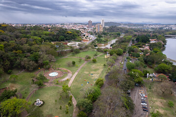 Aerial photography of the city of Piracicaba. Rua do Porto, recreation parks, cars, lots of vegetation and the Piracicaba river crossing the city.