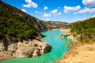 Obraz premium Picturesque rocky landscape of natural masterpiece of Mont-Rebei Gorge with Noguera Ribagorcana River on sunny summer day, Catalonia, Spain