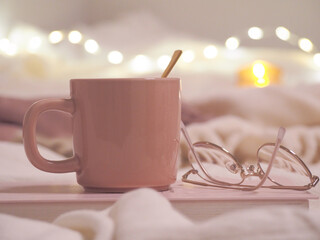 イルミネーションが輝く部屋で夜のリラックスティータイム