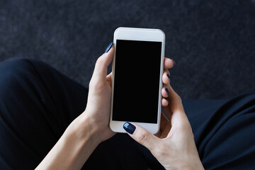 スマホを使う女性の