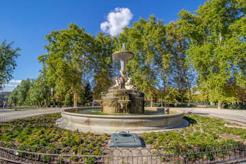 Obraz premium Fountain in the Parque del Buen Retiro (The Buen Retiro Park), Madrid, Spain.