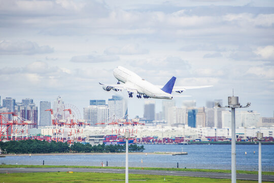 羽田空港を離陸するジャンボジェット機