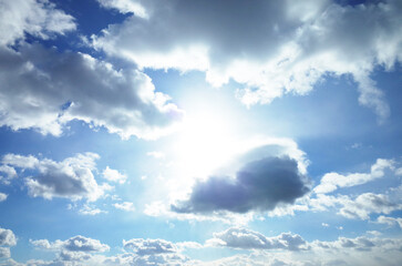 青空の雲からのぞく光