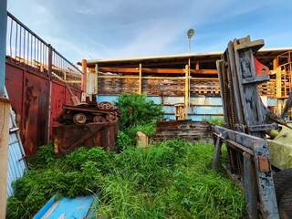 patio astillero abandonado