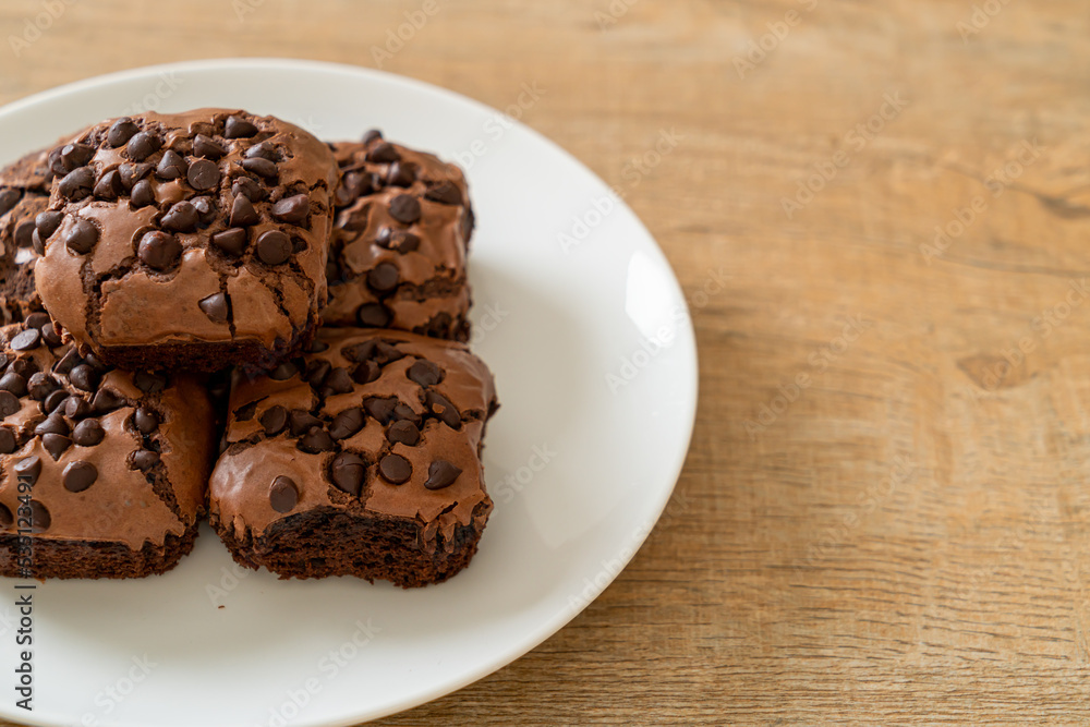 Poster dark chocolate brownies topped by chocolate chips