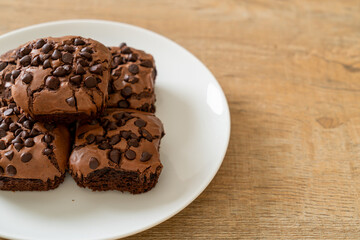 dark chocolate brownies topped by chocolate chips