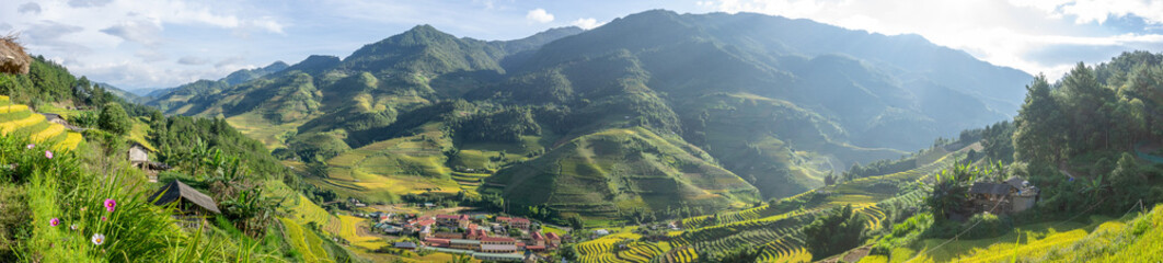 Luchtmening van gouden rijstterrassen bij Mu cang chai-stad dichtbij Sapa-stad, ten noorden van Vietnam. Prachtig terrasvormig padieveld in het oogstseizoen in Yen Bai, Vietnam
