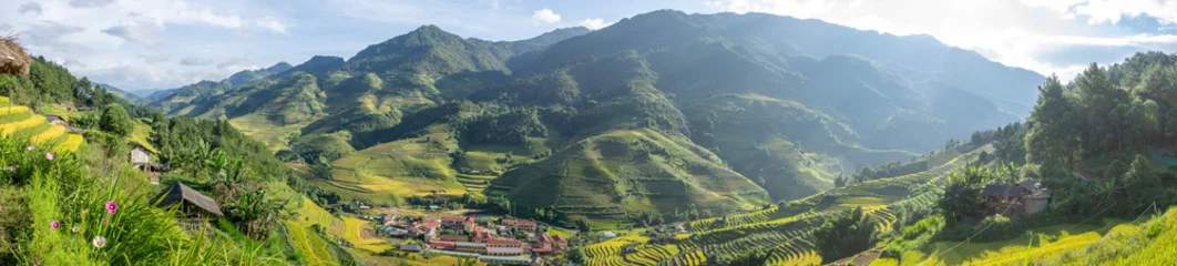 Deurstickers Luchtmening van gouden rijstterrassen bij Mu cang chai-stad dichtbij Sapa-stad, ten noorden van Vietnam. Prachtig terrasvormig padieveld in het oogstseizoen in Yen Bai, Vietnam © CravenA