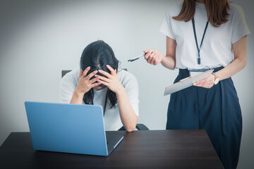 パワハラを受けるOL　Business