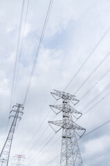 高圧送電線と鉄塔

