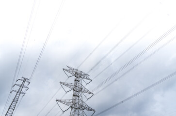 高圧送電線と鉄塔
