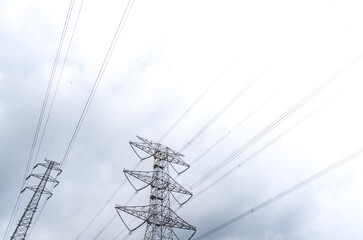 高圧送電線と鉄塔
