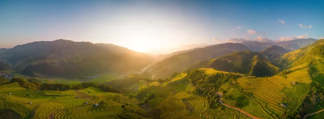 Fototapeten Luftaufnahme der goldenen Reisterrassen in der Stadt Mu Cang Chai in der Nähe der Stadt Sapa, nördlich von Vietnam. Schönes terrassiertes Reisfeld in der Erntezeit in Yen Bai, Vietnam © CravenA