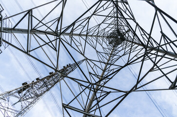 高圧送電線と鉄塔
