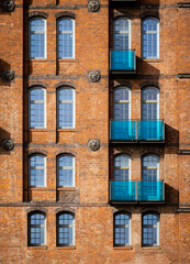 Hausfassade aus rotem Ziegelstein.