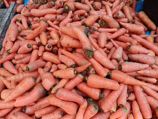 pile of carrots peddled in the market