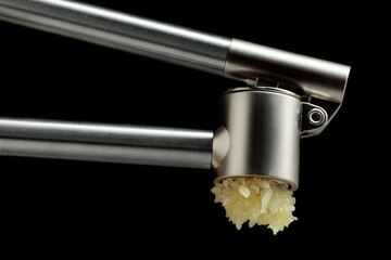 Squeeze the garlic with a garlic press.
