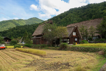 Fototapeta na wymiar 岐阜県の白川郷の古民家と稲作