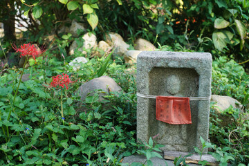 奈良の般若寺の石仏と彼岸花