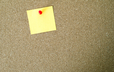 Blank note paper pinned cork board
