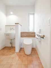 新築住宅のスロップシンク付きで明るい洋式トイレ