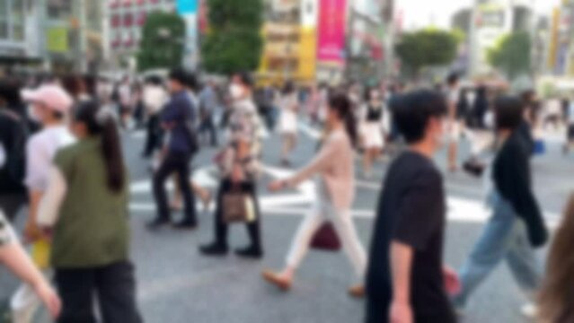 横断歩道を渡るたくさんの人々　東京　10月　休日　ぼかし　スロー