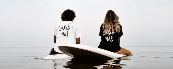 Ragazzi nel mare che fanno sport surf in acqua oceano