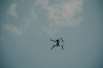 drone che vola in cielo fotografia di natura