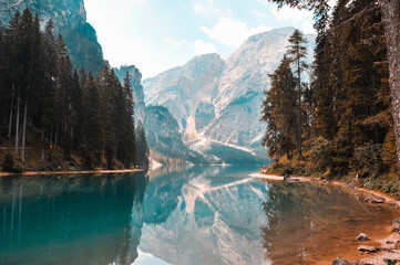 Fotografia di montagna all'aperto in autunno alpi rocciose viaggiare lago riflessione dell'immagine nell'acqua