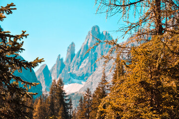Fotografia di montagna all'aperto in autunno alpi rocciose viaggiare