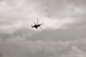Fototapeta na wymiar Elicottero in cielo che vola frecce tricolore festa nazionale aviazione 