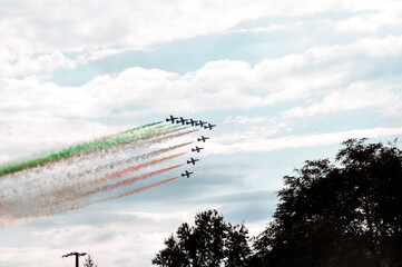 Aerei in cielo che vola frecce tricolore festa nazionale aviazione 