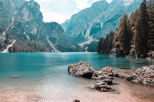 Fotografia di montagna all'aperto in autunno alpi rocciose viaggiare
