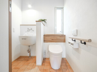 Naklejka na ściany i meble 新築住宅の綺麗なスロップシンク付きのトイレ