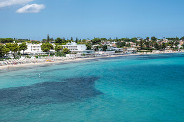Obraz premium Landscape of a beautiful beach with clear and crystalline turquoise water and fine sand in Sicily in Syracuse called Fontane Bianche